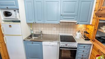 Jääkaappi, mikroaaltouuni, astianpesukone, leivänpaahdin