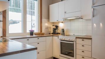 Fridge, microwave, dishwasher, cookware/dishes/utensils