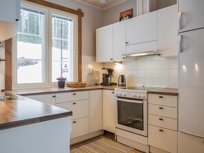 Refrigerador, microondas, lavavajillas y utensilios de cocina 