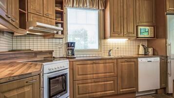 Fridge, microwave, dishwasher, cookware/dishes/utensils