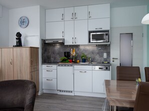 KĂŒhlschrank, Mikrowelle, GeschirrspĂŒler, Toaster
