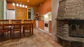 Frigorífico, microondas, lavavajillas y utensilios de cocina