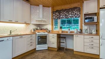 Frigorífico, microondas, lavavajillas y utensilios de cocina