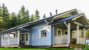 A light blue house with a porch and a covered entryway. - Vacation home Kuutti by Interhome (Punkaharju)