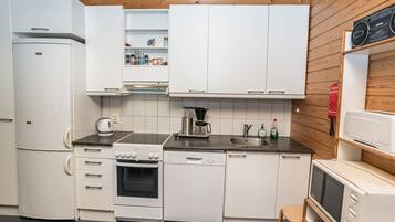 Frigorifero, microonde, lavastoviglie, pentole/stoviglie/utensili