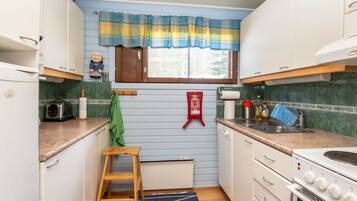 KylskÄp, mikrovÄgsugn, diskmaskin och grytor/köksredskap