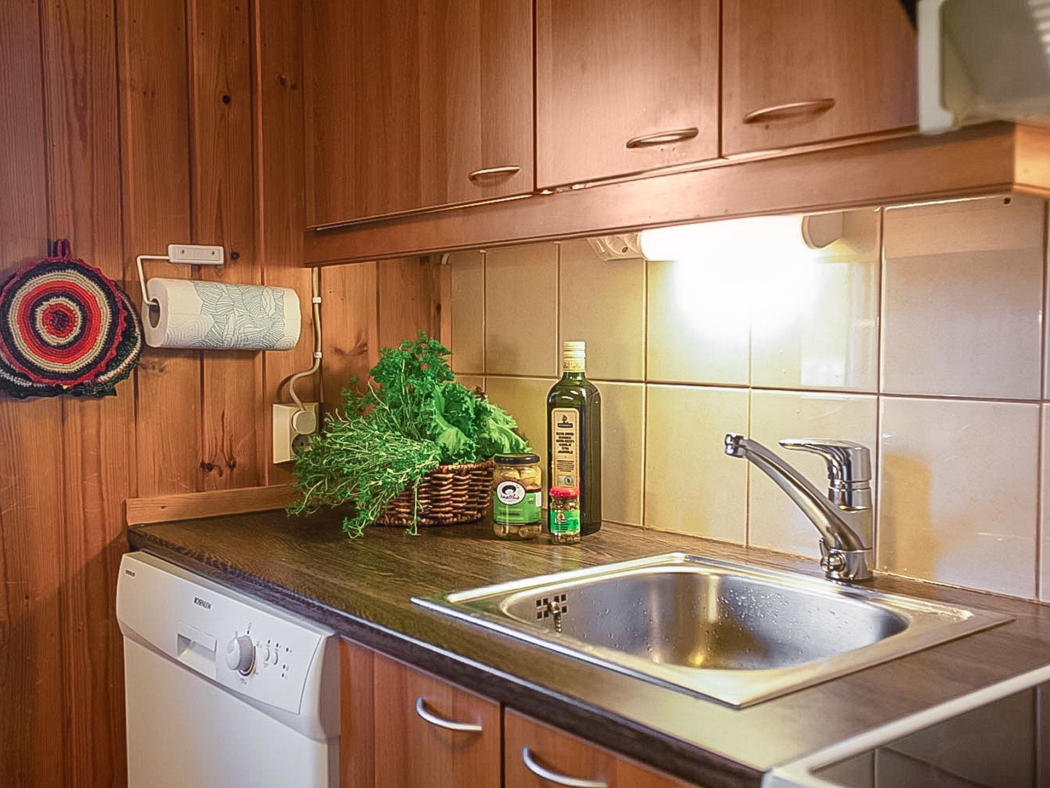 Fridge, microwave, dishwasher, cookware/dishes/utensils