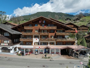 A multi-story wooden building with balconies, a sign for 'ABENDROIT,' and a restaurant named 'ARCHIPEL.'
