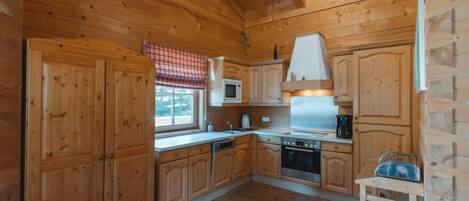 ثلاجة، ميكروويف، فرن، غسالة أطباق