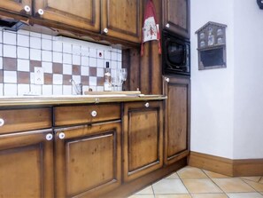 Fridge, oven, dishwasher, cookware/dishes/utensils - Le Krystor by Interhome (Chamonix)