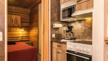 Kühlschrank, Mikrowelle, Geschirrspüler, Kochgeschirr/Geschirr/Besteck