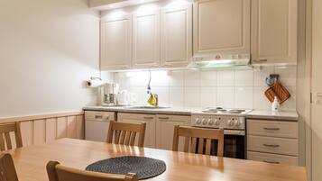 Refrigerador, microondas, lavavajillas, utensilios de cocina