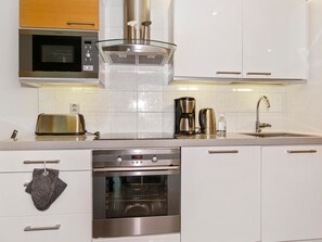 Réfrigérateur, micro-ondes, lave-vaisselle, chaise haute