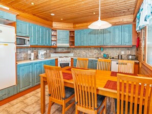 Fridge, microwave, dishwasher, cookware/dishes/utensils