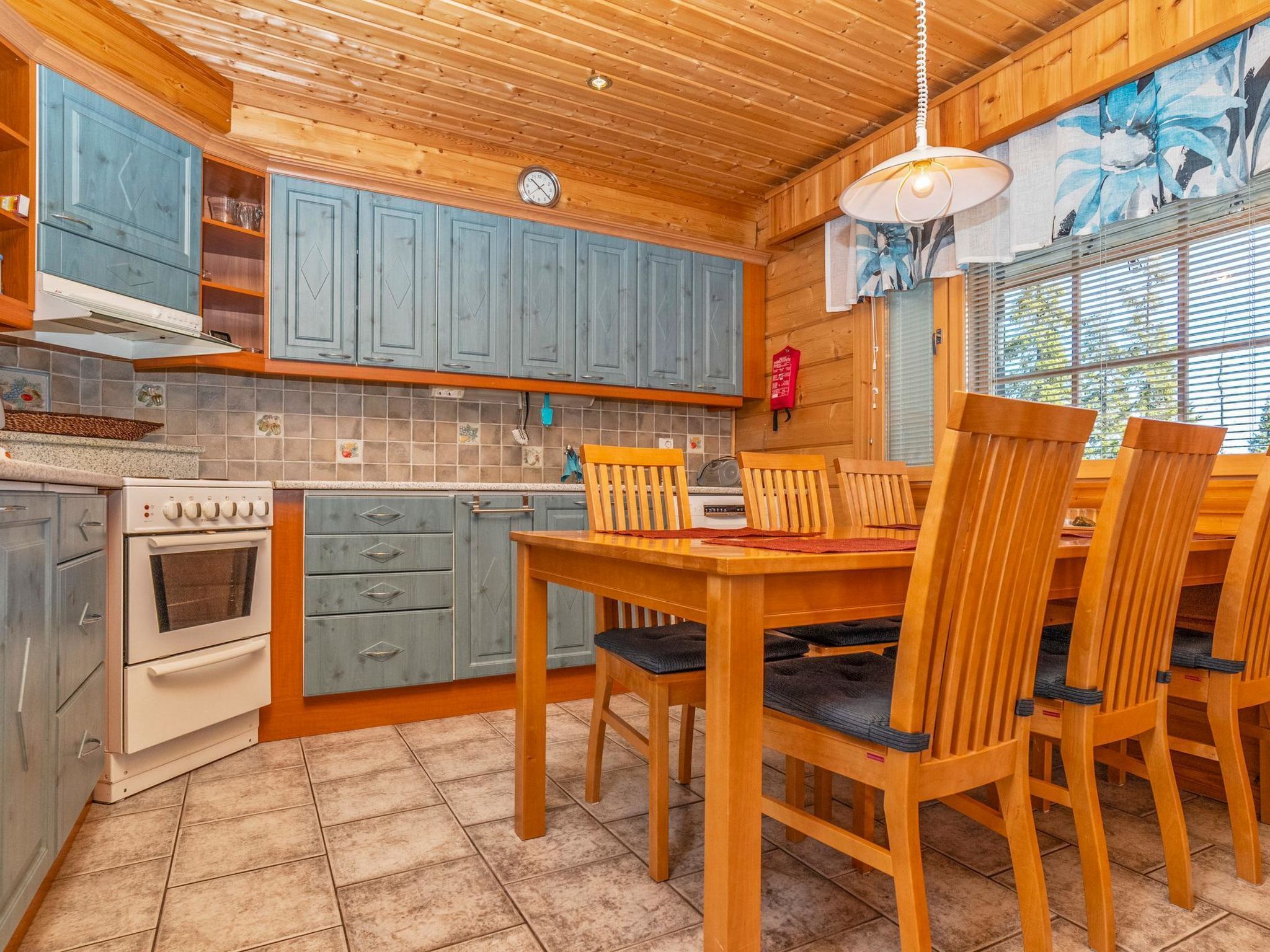 Refrigerador, microondas, lavavajillas y utensilios de cocina 