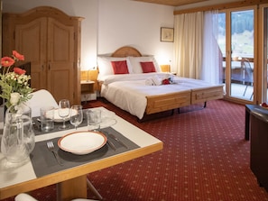 1 bedroom, desk, WiFi