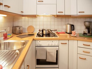 Réfrigérateur, four, batterie de cuisine, vaisselle et ustensiles
