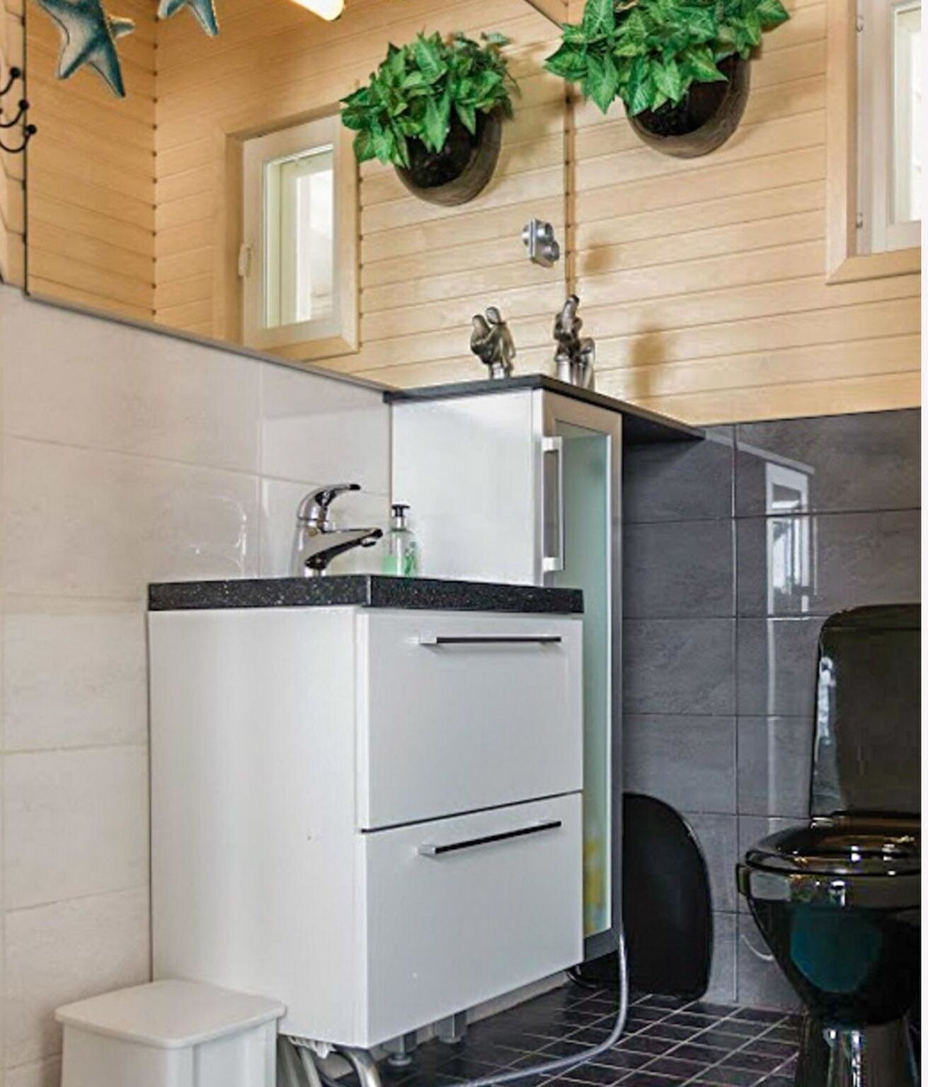 Een koelkast, een microgolfoven, een vaatwasser