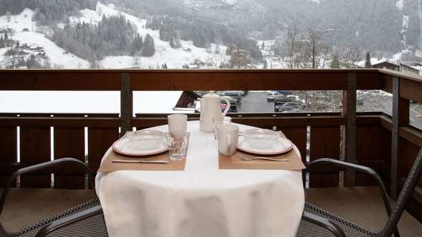 Una mesa para dos con vistas a la montaña.