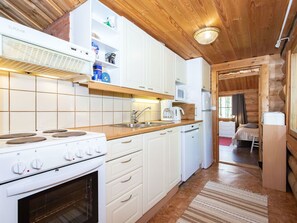 Køleskab, mikrobølgeovn, opvaskemaskine, køkkentøj/tallerkener/redskaber