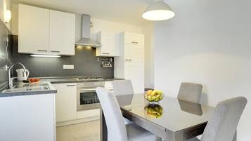 Kühlschrank, Mikrowelle, Herdplatte, Geschirrspüler