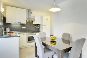 Fridge, microwave, stovetop, dishwasher