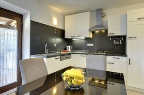 Réfrigérateur, micro-ondes, plaque de cuisson, lave-vaisselle