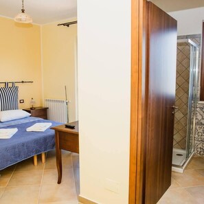 Double Room | Desk, free cribs/infant beds, free WiFi, bed sheets