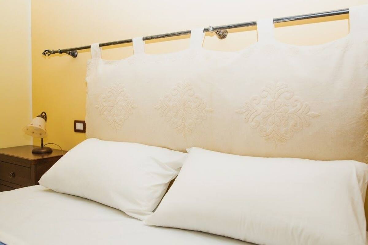 Escritorio, cunas gratuitas, wifi gratis y ropa de cama