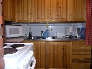 Fridge, microwave, cookware/dishes/utensils - Kettupirtti by Interhome (Juva)