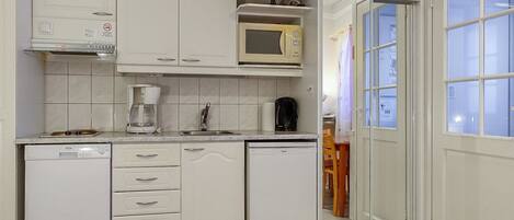 Jääkaappi, mikroaaltouuni, astianpesukone