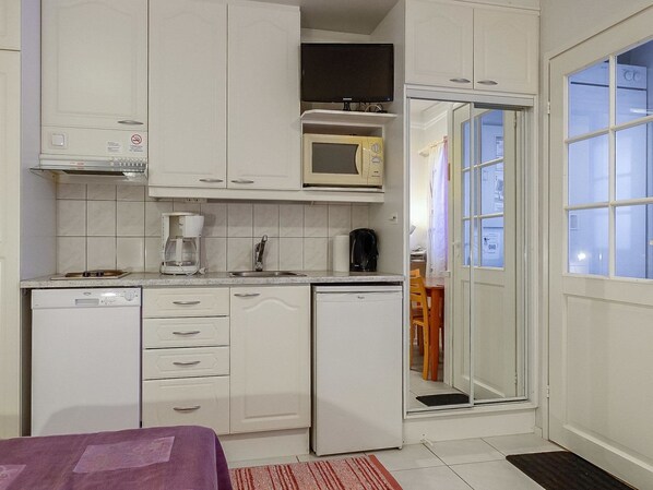 Fridge, microwave, dishwasher, cookware/dishes/utensils