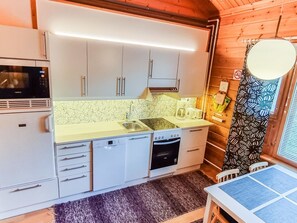 Kühlschrank, Mikrowelle, Geschirrspüler, Kochgeschirr/Geschirr/Besteck