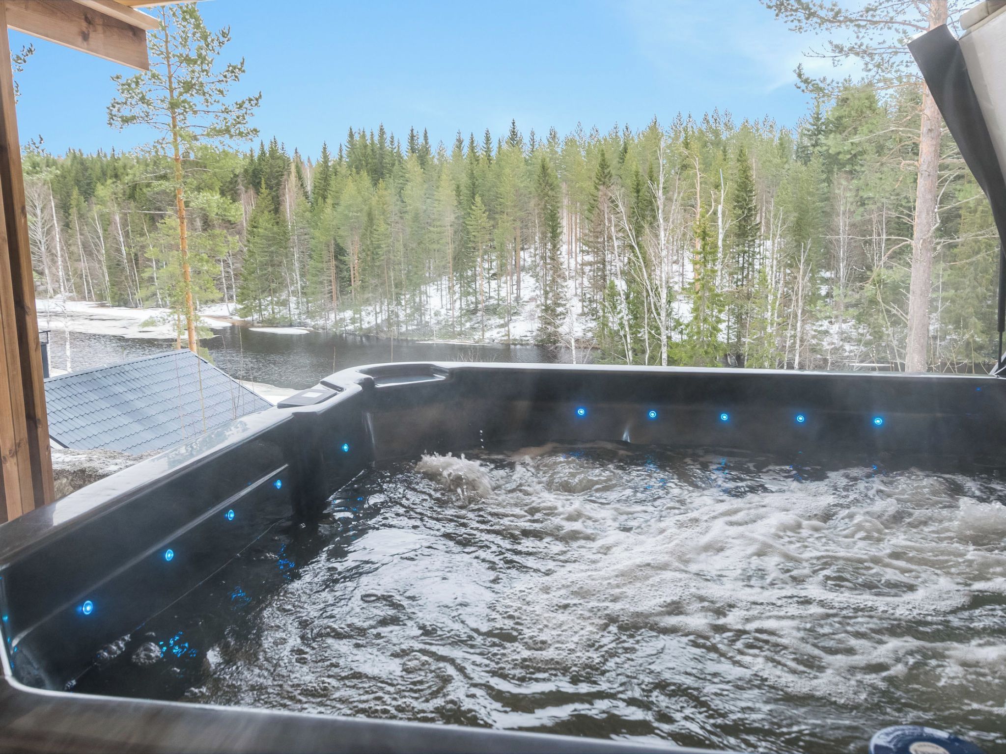 Un jacuzzi con vistas a un área boscosa y un río.