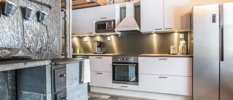 Køleskab, mikrobølgeovn, opvaskemaskine, køkkentøj/tallerkener/redskaber