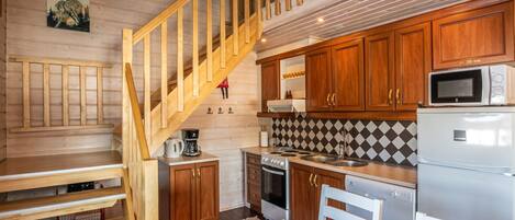 Een koelkast, een microgolfoven, een vaatwasser