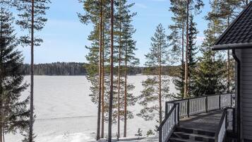 Puinen portaikko johtaa rakennukseen, josta avautuu näkymä lumiseen maisemaan ja korkeisiin mäntyihin.