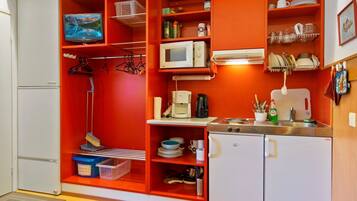 Fridge, microwave, oven, cookware/dishes/utensils