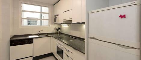 Een koelkast, een microgolfoven, een oven, een vaatwasser