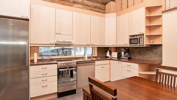 Fridge, microwave, dishwasher, cookware/dishes/utensils