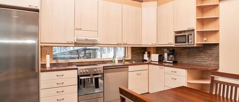 Kühlschrank, Mikrowelle, Geschirrspüler, Kochgeschirr/Geschirr/Besteck