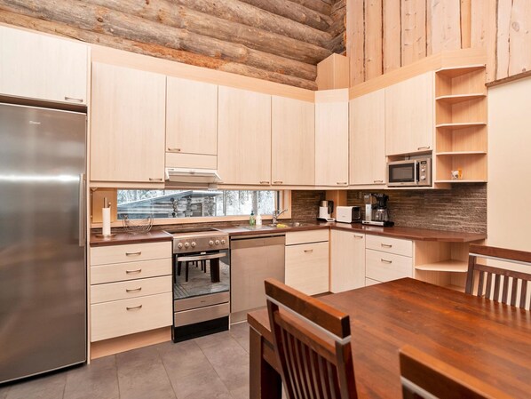 Fridge, microwave, dishwasher, cookware/dishes/utensils