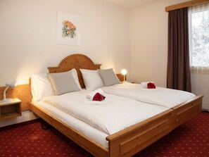 3 bedrooms, desk, free Internet