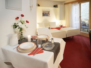1 bedroom, desk, WiFi