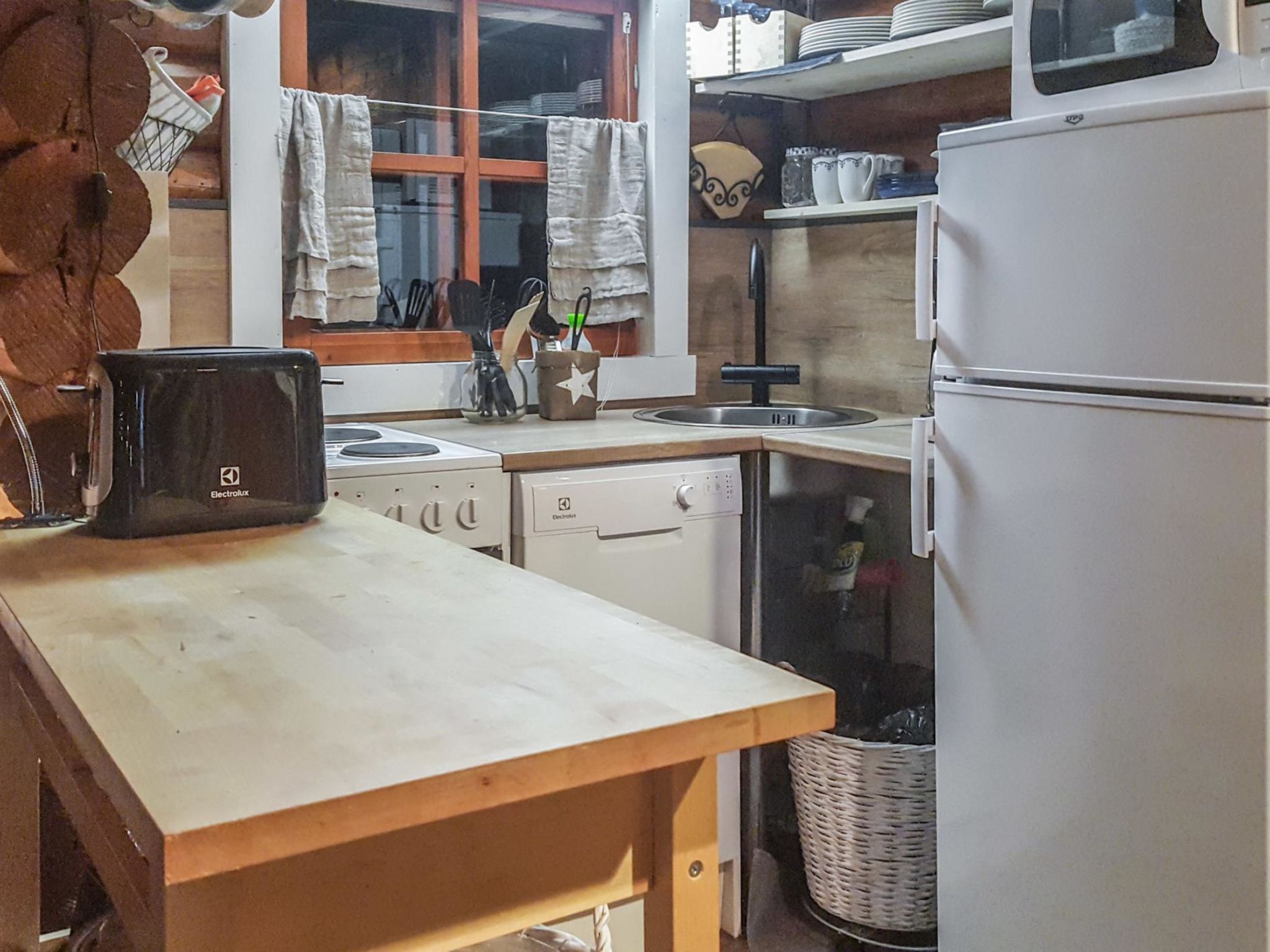 Kühlschrank, Mikrowelle, Geschirrspüler, Kochgeschirr/Geschirr/Besteck