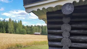 Een vakantiehuisje in blokhutstijl met een opvallende spiltrap.