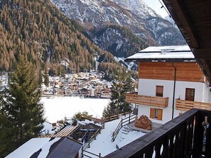 A mountainous village with traditional wooden buildings and a snow-covered landscape. - La Busa by Interhome (Alleghe)