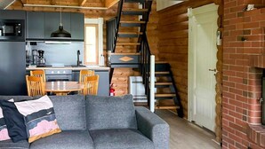 Ein geräumiges Loft mit einer modernen Küche, einer gemütlichen Sitzecke und einem Kamin.