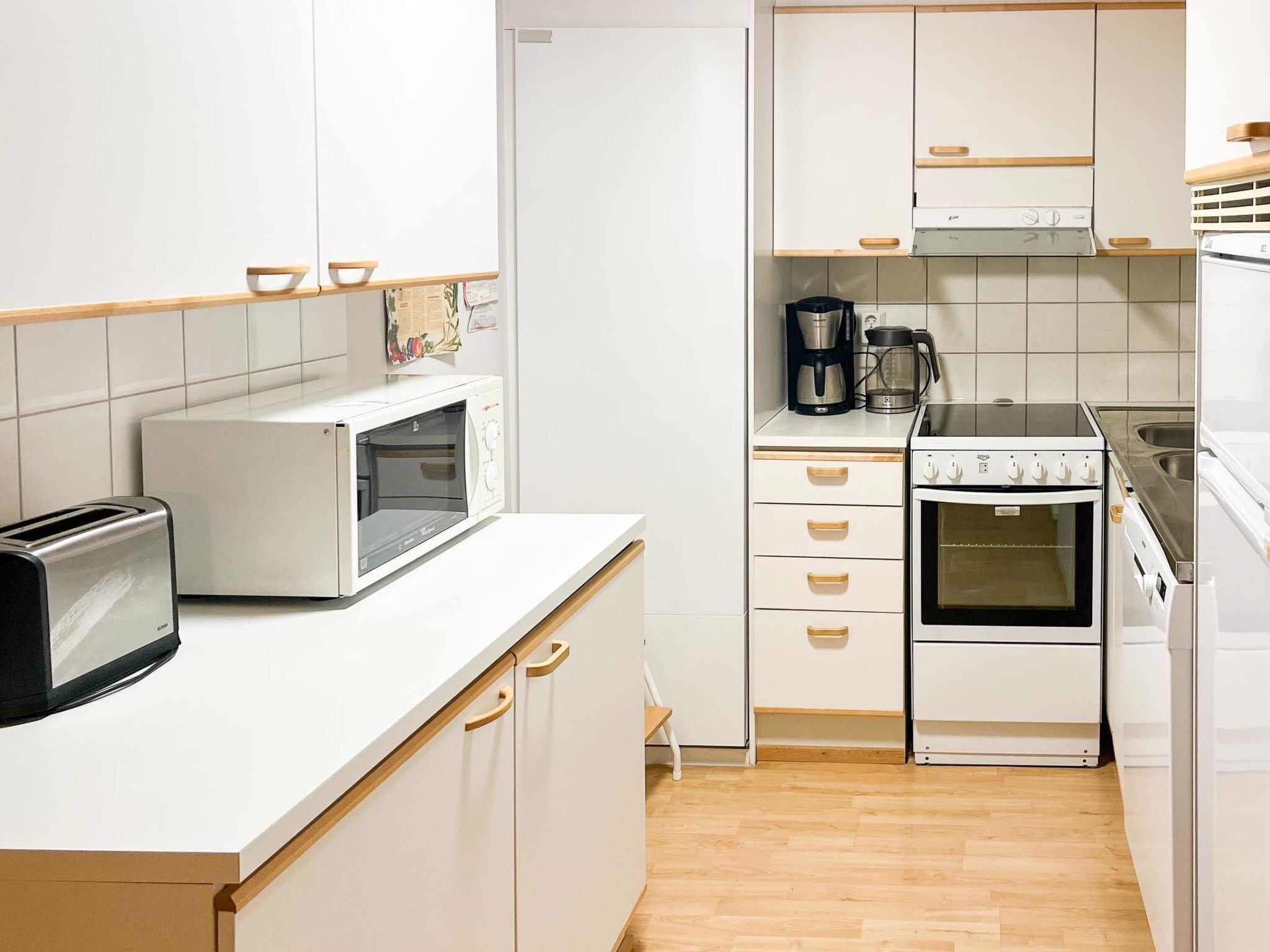 Fridge, microwave, dishwasher, cookware/dishes/utensils