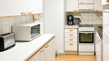 Jääkaappi, mikroaaltouuni, astianpesukone